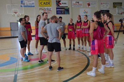 La plantilla del Cadí, amb cinc incorporacions, abans de la primera sessió de la pretemporada al Municipal de la Seu.