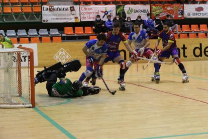 Jordi Badia recoge el rechace del portero alicantino para marcar el primer gol del partido.