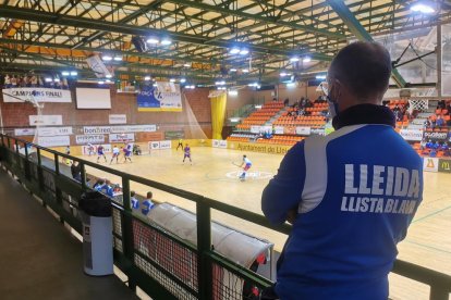 Jordi Badia recoge el rechace del portero alicantino para marcar el primer gol del partido.