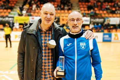 Jordi Badia recoge el rechace del portero alicantino para marcar el primer gol del partido.