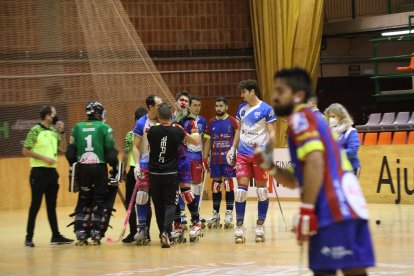 Jordi Badia recoge el rechace del portero alicantino para marcar el primer gol del partido.