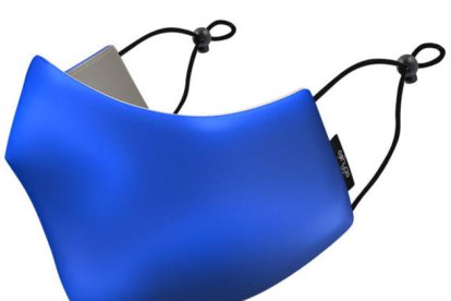 Tres jóvenes de Lleida con mascarilla, que es obligatoria desde el 19 de mayo de 2020.