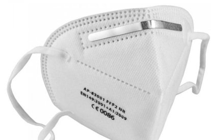 Tres jóvenes de Lleida con mascarilla, que es obligatoria desde el 19 de mayo de 2020.