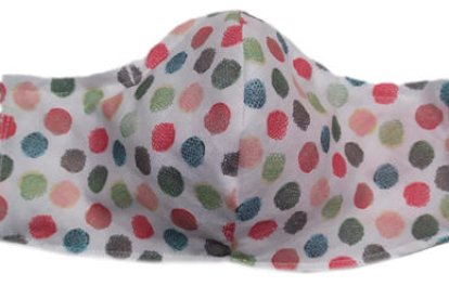 Tres jóvenes de Lleida con mascarilla, que es obligatoria desde el 19 de mayo de 2020.