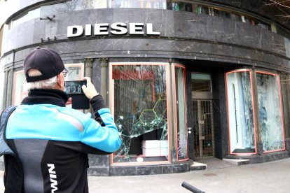 Agentes de los Mossos tratando de dispersar la manifestación en apoyo a Hasél, anoche en Barcelona.