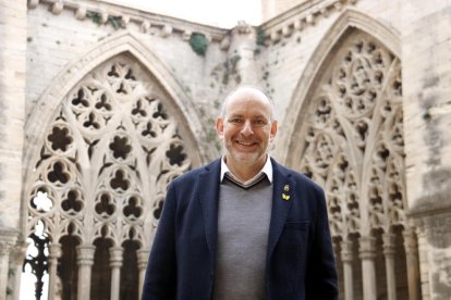 La campana Mònica, despenjada fa set anys i mig de la Seu Vella, espera en una sala ser restaurada