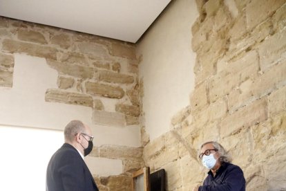 La campana Mònica, despenjada fa set anys i mig de la Seu Vella, espera en una sala ser restaurada