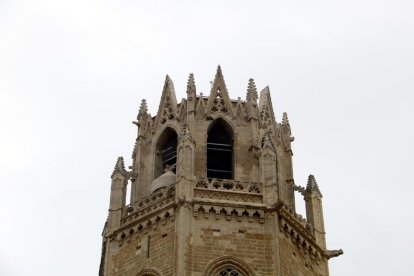 La campana Mònica, despenjada fa set anys i mig de la Seu Vella, espera en una sala ser restaurada