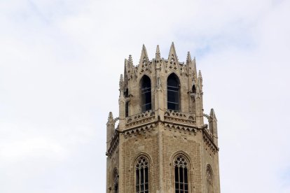La campana Mònica, despenjada fa set anys i mig de la Seu Vella, espera en una sala ser restaurada