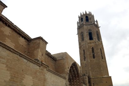 La campana Mònica, despenjada fa set anys i mig de la Seu Vella, espera en una sala ser restaurada