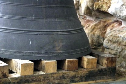 La campana Mònica, despenjada fa set anys i mig de la Seu Vella, espera en una sala ser restaurada