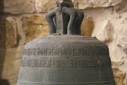 La campana Mònica, despenjada fa set anys i mig de la Seu Vella, espera en una sala ser restaurada