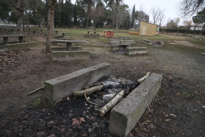 Les Basses estan molt degradades i un exemple és aquest edifici de serveis que porta anys tapiat.