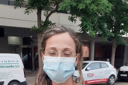 Bolsas de basura en la avenida Corregidor Escofet, en Pardinyes.