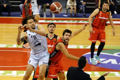 Carrera pugna por el balón con un jugador granadino.