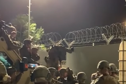 Ciutadans afganesos a punt d’embarcar en una aeronau nord-americana que els allunyi de la barbàrie talibana.