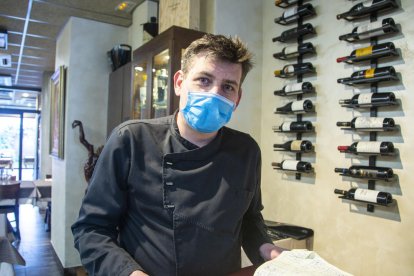 Comensals ahir en un restaurant de Tàrrega. El sector només podrà rebre un 50% de l’aforament.