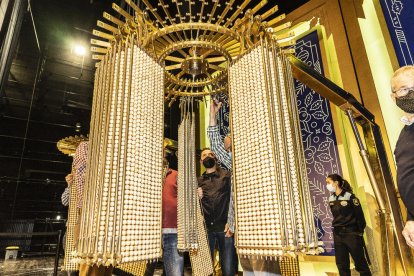 Clients fent cua ahir al matí a l’administració de l’avinguda Francesc Macià de Lleida.