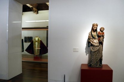 Acto inaugural con el presidente Lambán, el obispo de Barbastro-Monzón y otras autoridades, justo delante del frontal de Buira.