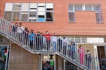Un alumne del col·legi El Carme de Lleida pintant un mural.