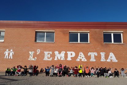 Un alumne del col·legi El Carme de Lleida pintant un mural.