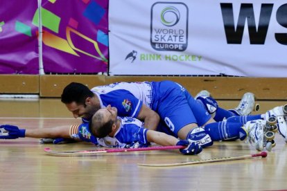 Jepi Selva se abraza a Andreu Tomàs después de que el capitán firmara el 5-2 con una gran jugada personal.