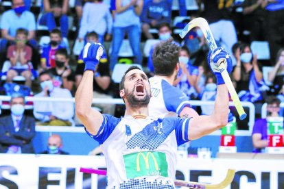 Jepi Selva se abraza a Andreu Tomàs después de que el capitán firmara el 5-2 con una gran jugada personal.