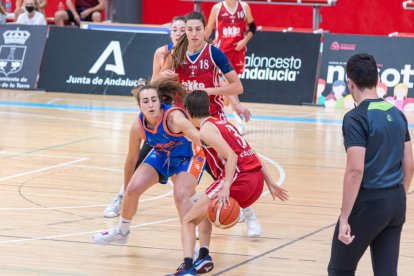 Les jugadores del CB Lleida celebren la victòria contra el filial del València Basket, que els va donar l’ascens a la Lliga Femenina després de ser campiones de Catalunya.