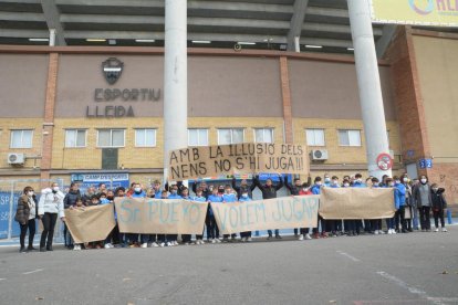 Jugadors del primer equip i de la base, durant la protesta.