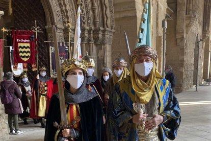 Desfilada pel claustre de la Seu Vella ahir al migdia.