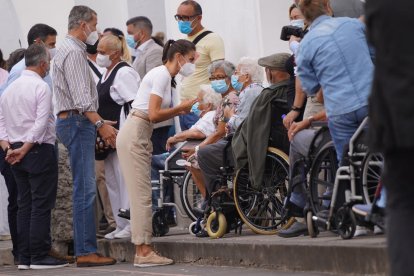 El volcà ha explotat en les últimes hores i ha alliberat una pluja de cendra que va cobrint tota l’illa.