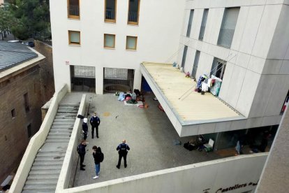 Personas esperando a entrar en el pabellón 3 de la Fira de Lleida en junio del año pasado.