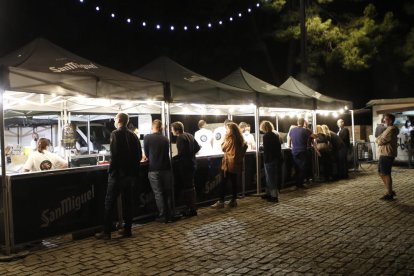 Un grupo de jóvenes ayer por la tarde en las Firetes.