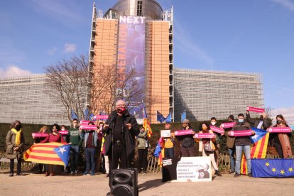 Sàmper i Tremosa, ahir, observant les destrosses en comerços del passeig de Gràcia.
