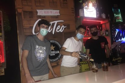 Largas colas para vacunarse, aunque ágiles, en el Onze de Setembre.