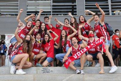 Jugadores del CB Lleida, celebrant el seu històric ascens, durant la rua pels carrers de Lleida.
