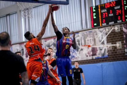 Juani Marcos i Brancou Badio, nous jugadors del Força Lleida, durant el partit del play-off ascens a la LEB Or contra el Juraisti.