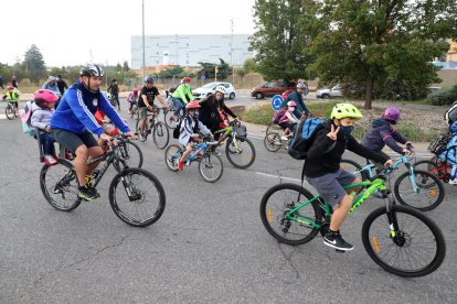 Alumnes de cinc centres escolars es desplacen en bici