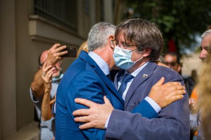 Plana mayor  -  El president de la Generalitat, Pere Aragonès, el vicepresident, Jordi Puigneró, y el secretario general de JxCat, Jordi Sànchez, se desplazaron ayer a L’Alguer para respaldar a Carles Puigdemont. En la imagen, también Laura B ...