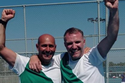 Carlos Miranda, primer per l’esquerra, amb els jugadors i l’altre capità de l’equip d’Irlanda quan van disputar la Copa Davis.