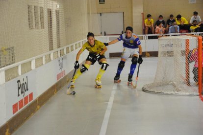 Bruno Di Benedetto, pugnando con el exlistado César Candanedo durante el partido de ayer.