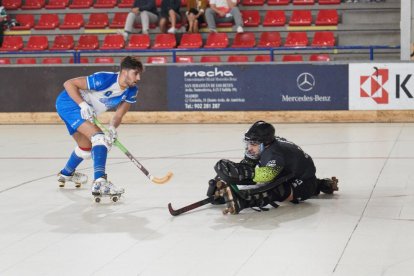 Bruno Di Benedetto, pugnando con el exlistado César Candanedo durante el partido de ayer.