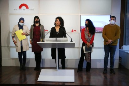 Tània Verge, Jordi Matas y Marta Alsina, aplaudidos antes del primer día del juicio en Barcelona.