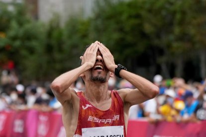 Arnau Monné, con el histórico bronce en el hectómetro.