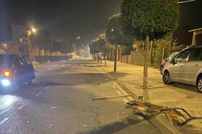 Un coche choca contra un banco arrancado y colocado en medio de una avenida en Corbins