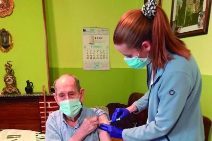 Una vecina de Artesa de Segre recibe la primera dosis.