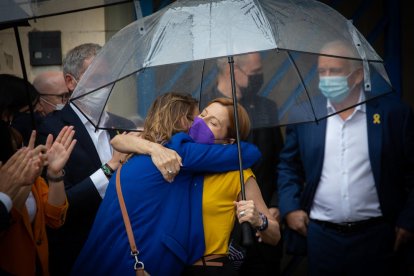 Los presos de Lledoners dieron una imagen de unidad ante las personas que acudieron a recibirles y sostuvieron la Flama del Canigó.