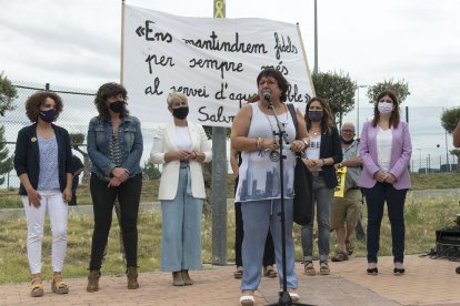 Los presos de Lledoners dieron una imagen de unidad ante las personas que acudieron a recibirles y sostuvieron la Flama del Canigó.