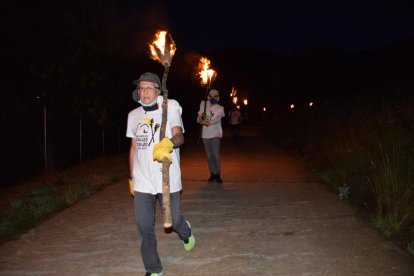 Los portadores de las ‘falles’ bajaron por una pista forestal antes de llegar al centro de Alàs.