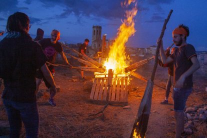 Los portadores de las ‘falles’ bajaron por una pista forestal antes de llegar al centro de Alàs.